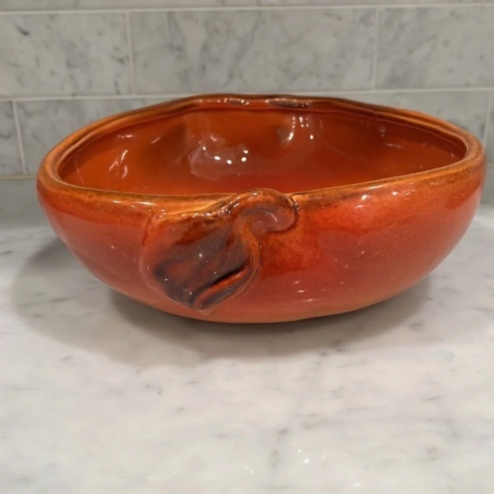 Pottery Barn Apple Shaped serving Bowl microwave/Dishwasher safe 10” x 10”‎